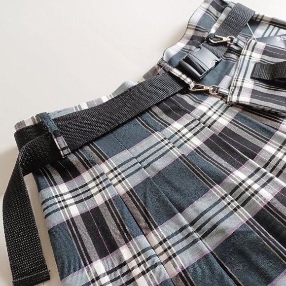 Ardene Pleated Plaid Skirt with Pouch - Picture 3 of 13